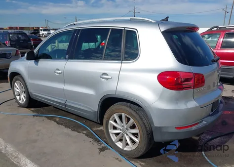 2017 Volkswagen Tiguan 2.0T Wolfsburg Edition z USA, uszkodzony, nr VIN WVGRV7AX7HK005415